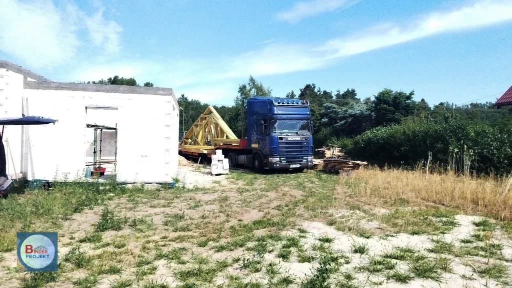 Transport wiązarów dachowych na budowę