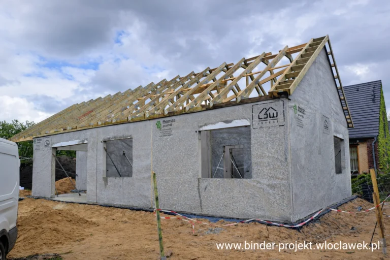 Dom jednorodzinny z dachem dwuspadowym - montaż wiązarów dachowych przez firmę BINDER-PROJEKT z Włocławka