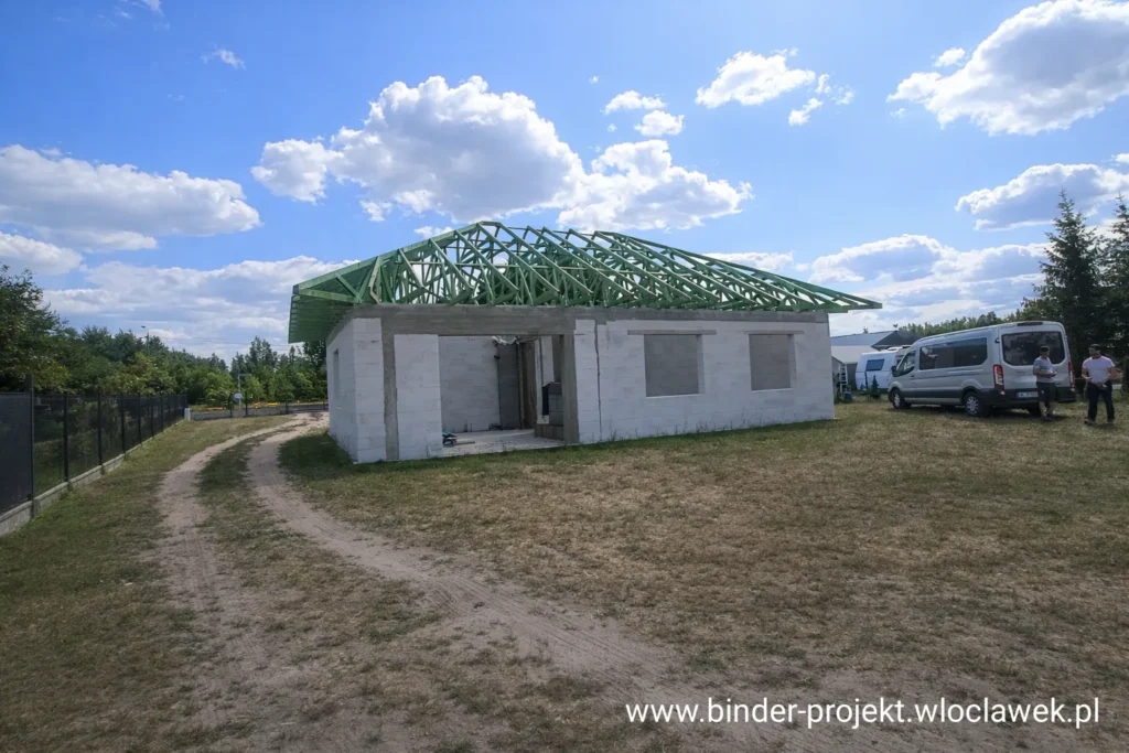 Prefabrykowane wiązary dachowe BINDER-PROJEKT w projekcie Dom w Kostrzewach 6 – montaż konstrukcji dachu