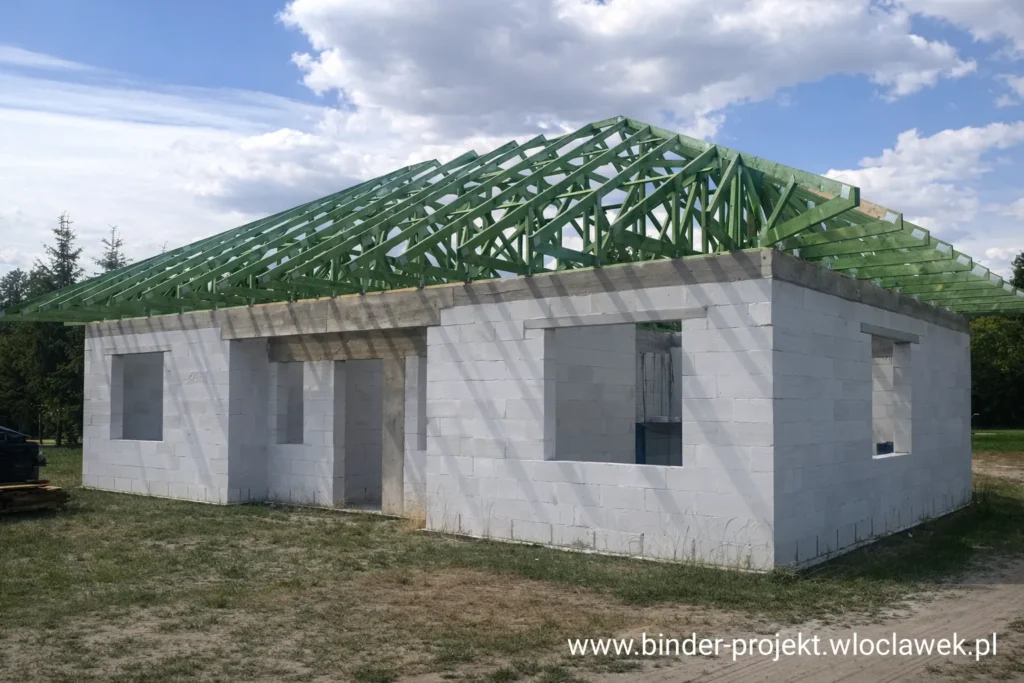 Prefabrykowane wiązary dachowe BINDER-PROJEKT w projekcie Dom w Kostrzewach 6 – konstrukcja dachu na budynku jednorodzinnym