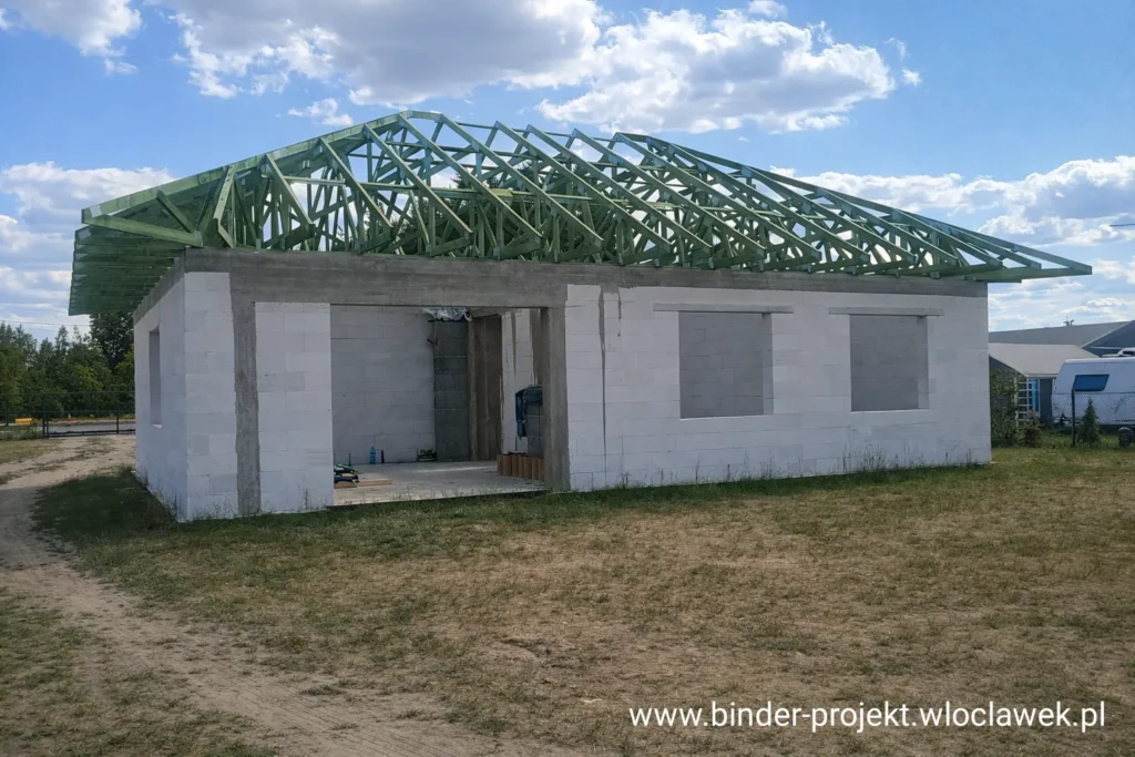 Prefabrykowane wiązary dachowe BINDER-PROJEKT w projekcie Dom w Kostrzewach 6 – konstrukcja dachu na budynku jednorodzinnym