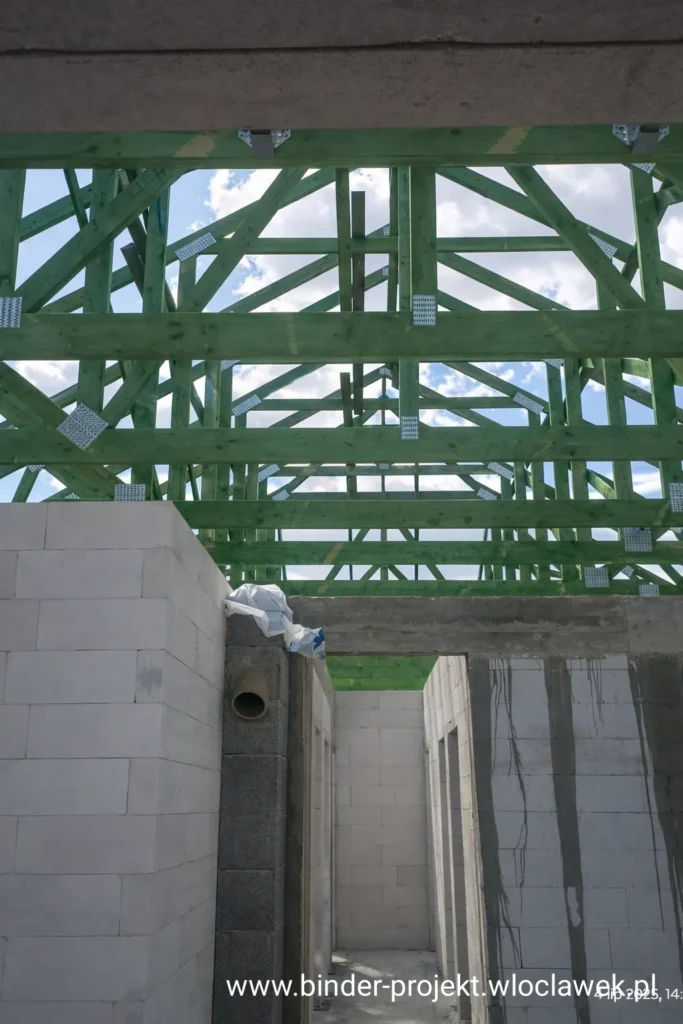 Prefabrykowane wiązary dachowe BINDER-PROJEKT – widok konstrukcji dachu z wnętrza budynku, Dom w Kostrzewach 6