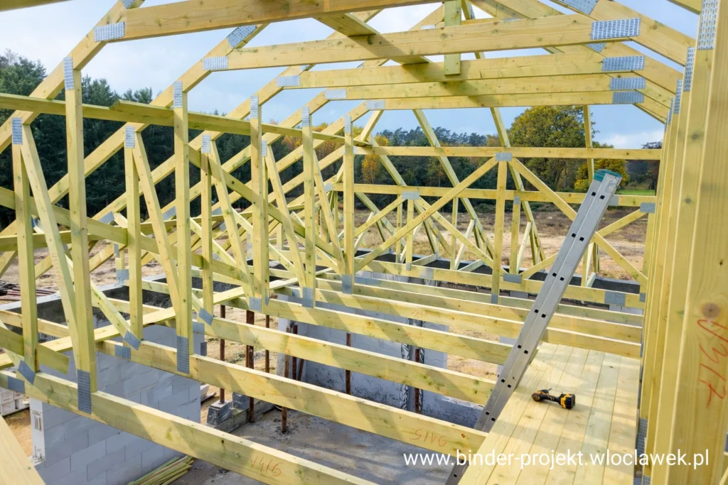 Pomieszczenie strychowe w konstrukcji dachu do projektu dom za 150 tysięcy