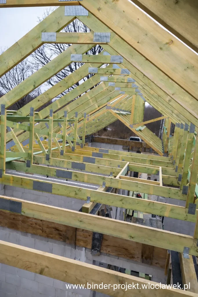 Prefabrykowane wiązary dachowe – konstrukcja dachu w projekcie Ekonomiczny 4T