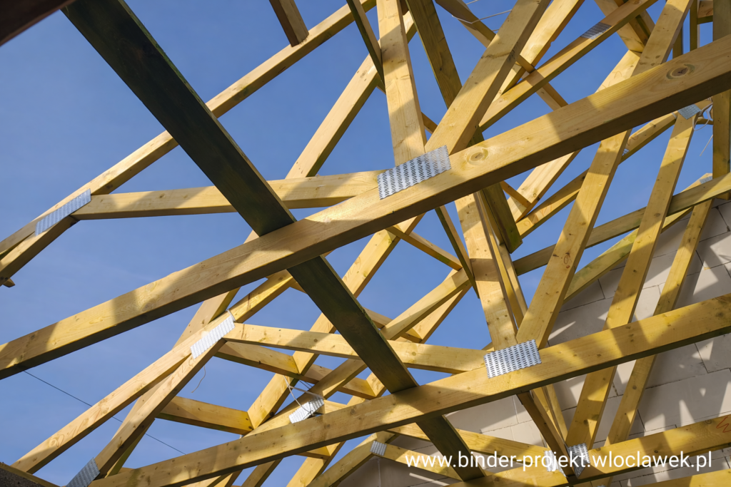 Ile kosztują wiązary dachowe? Prefabrykowane wiązary dachowe z drewna C24 łączone płytkami kolczastymi MiTek – konstrukcja dachu.